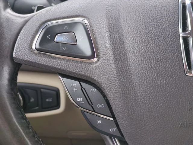 Used 2019 White Lincoln Select image 16
