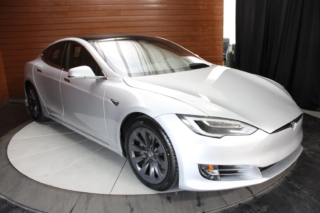 Used 2018 Obsidian Black Metallic Tesla  image 18