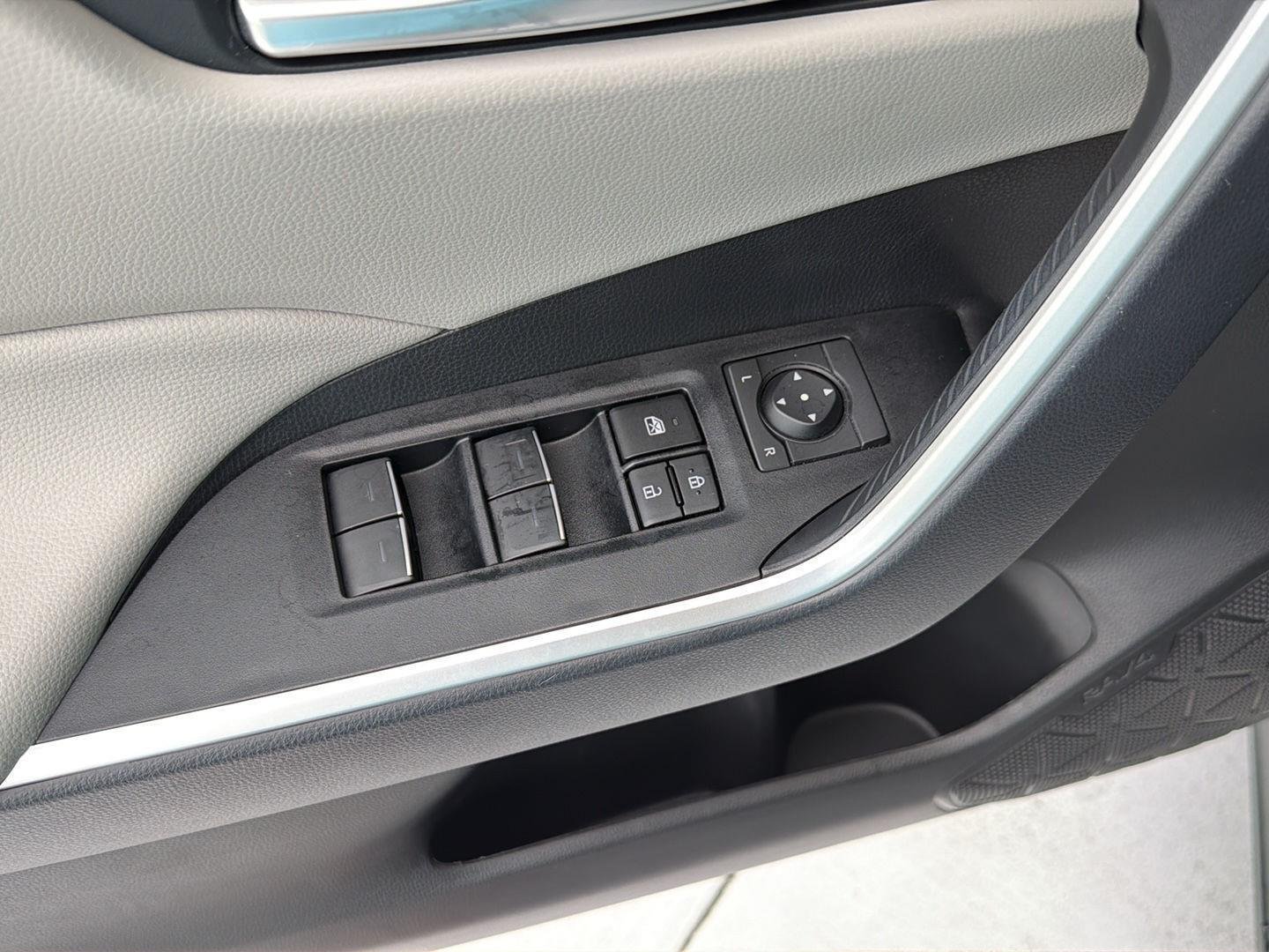 Used 2024 Ice Cap Toyota XLE image 33