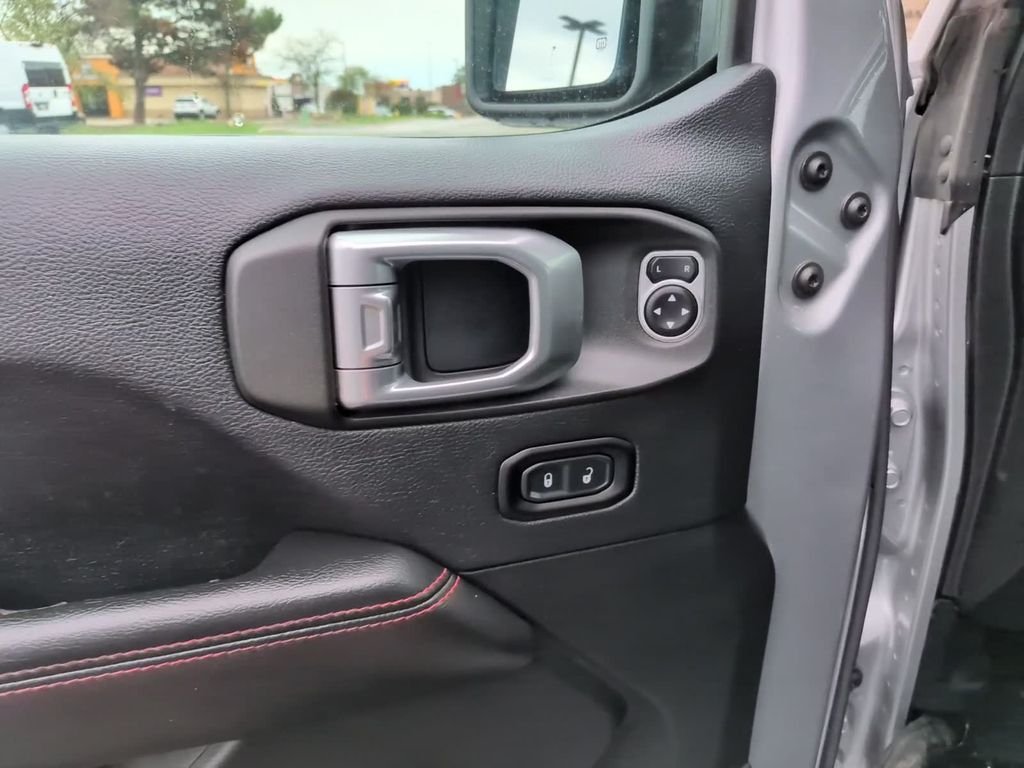 Certified Used 2018 Silver Jeep Unlimited Rubicon image 21