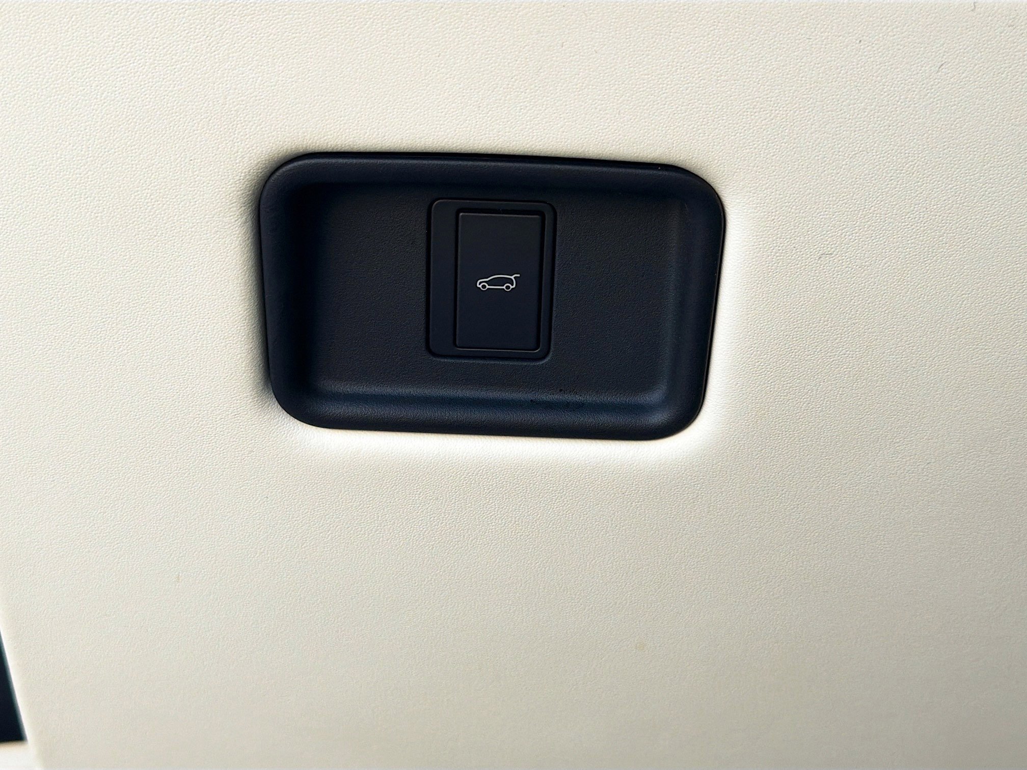 Certified Used 2023 White Land Rover Autobiography image 36