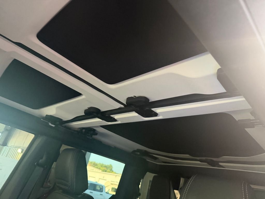 Used 2025 White Ford Badlands image 23