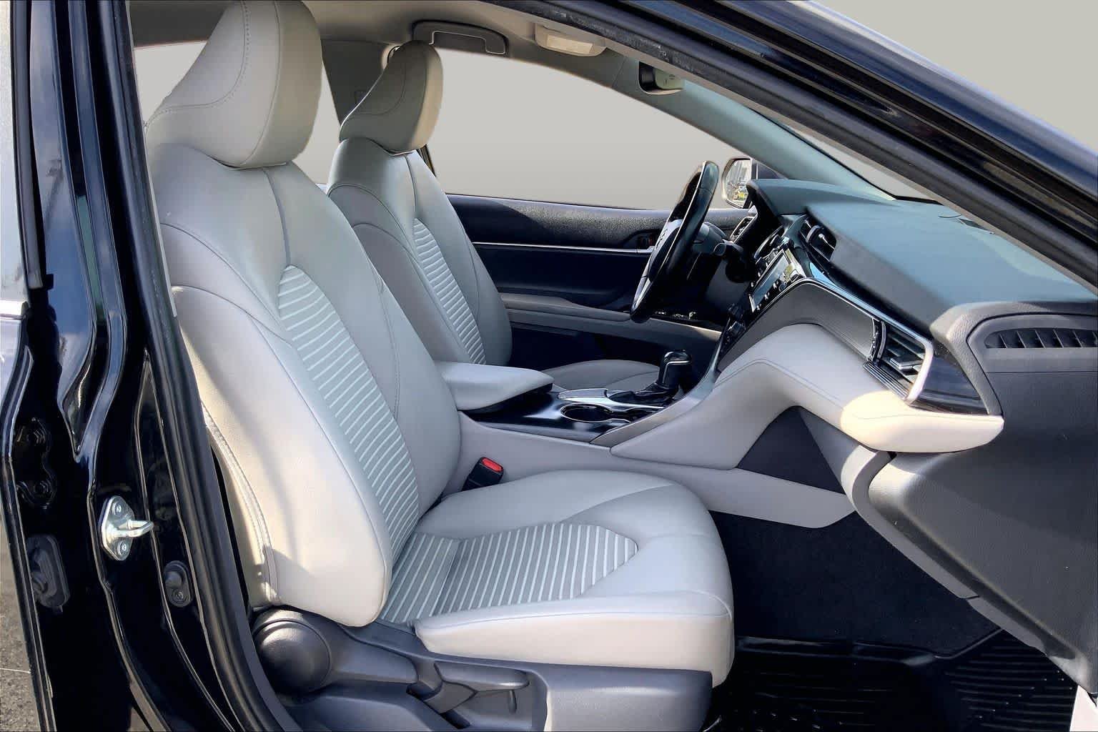 Used 2019 Midnight Black Metallic Toyota SE image 9