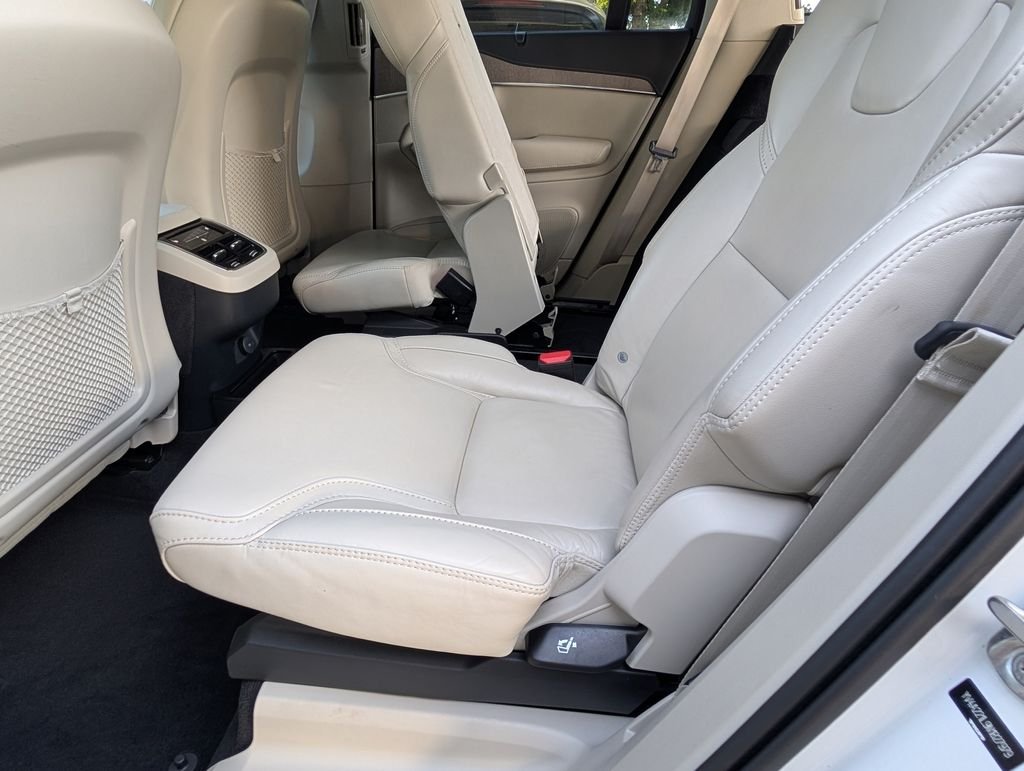 Used 2022 White Volvo T6 Inscription 6 Passenger image 22