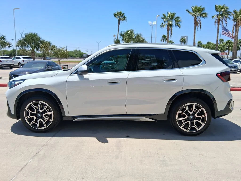 Used 2024 White BMW xDrive28i image 3