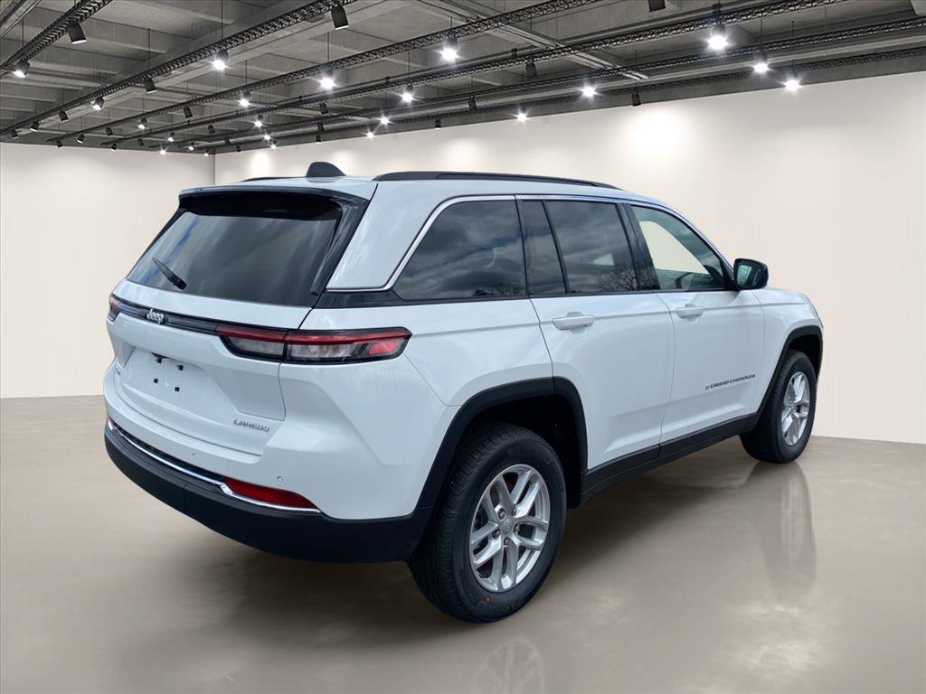 New 2026 Bright White Clear-Coat Exterior Paint Jeep Laredo X image 4