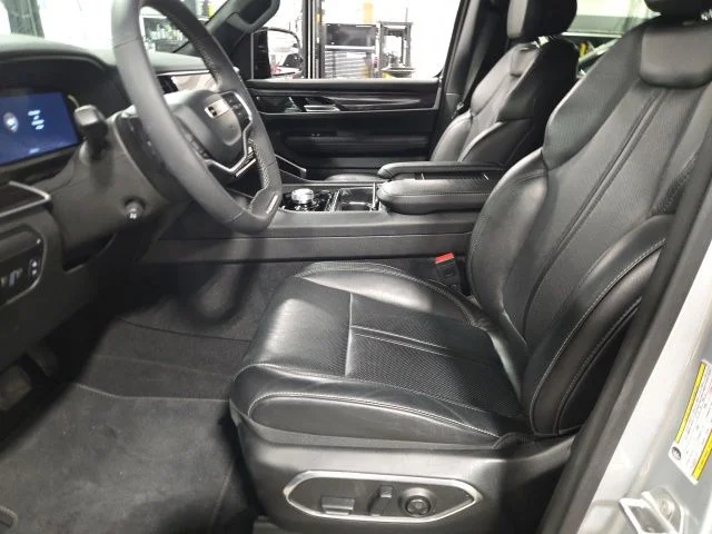 Used 2023 Silver Jeep Base image 13