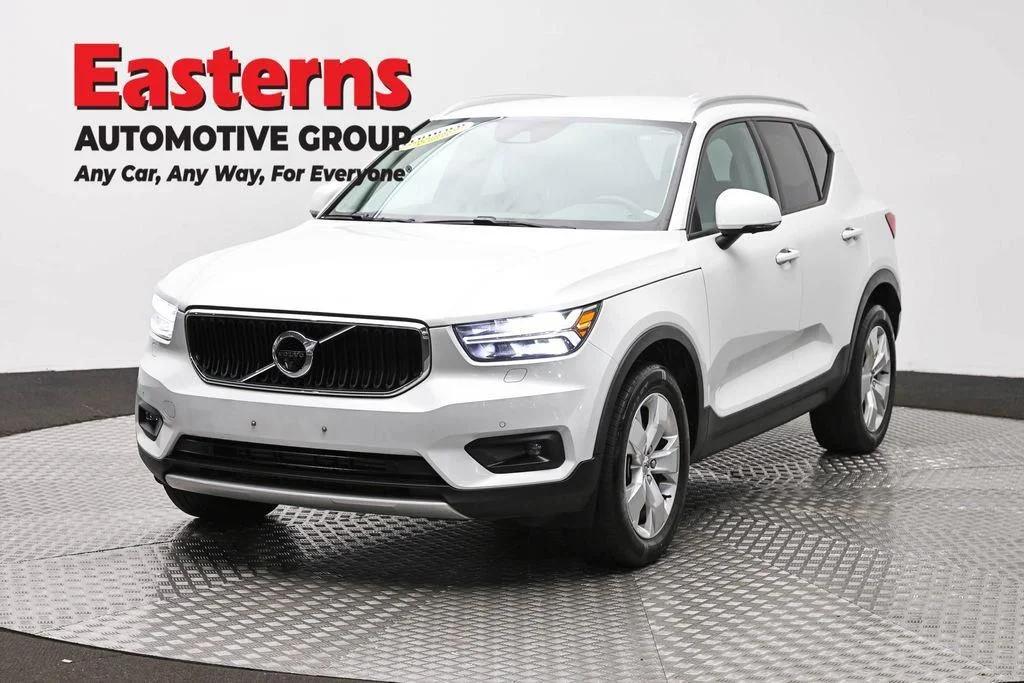 Used 2022 White Volvo Momentum image 1