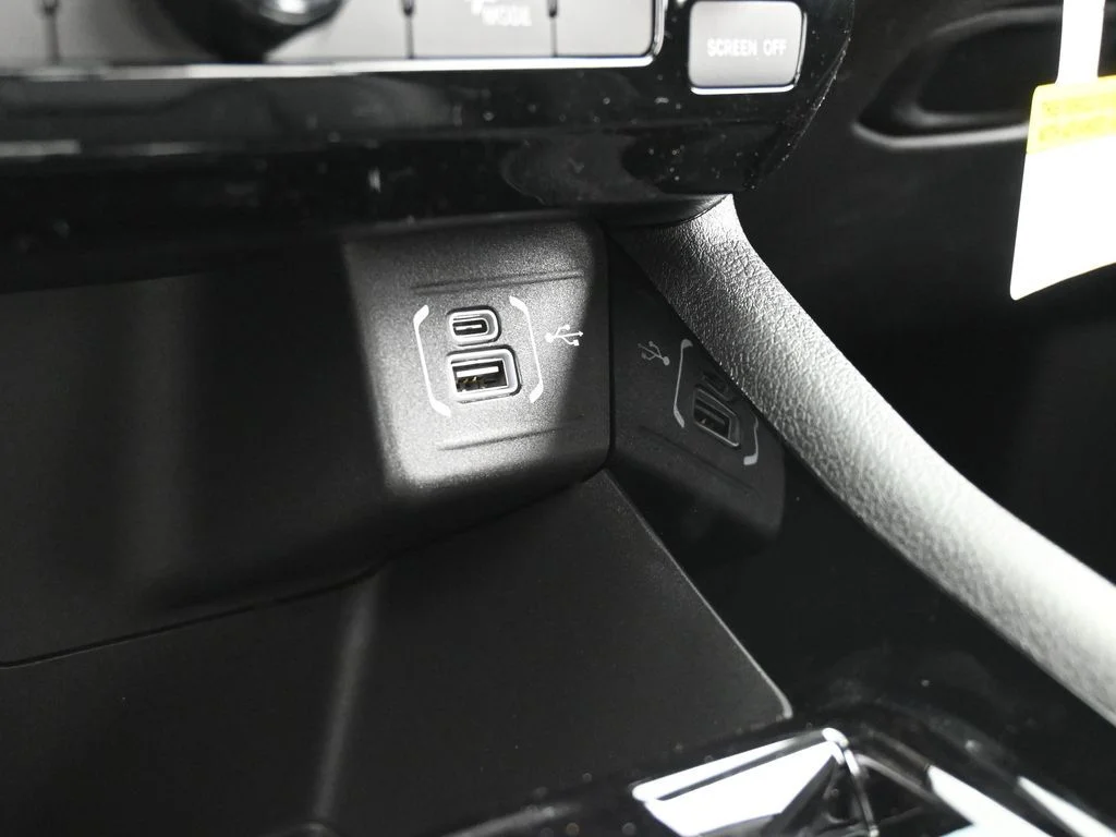 New 2026 Bright White Clear-Coat Exterior Paint Jeep Latitude image 22