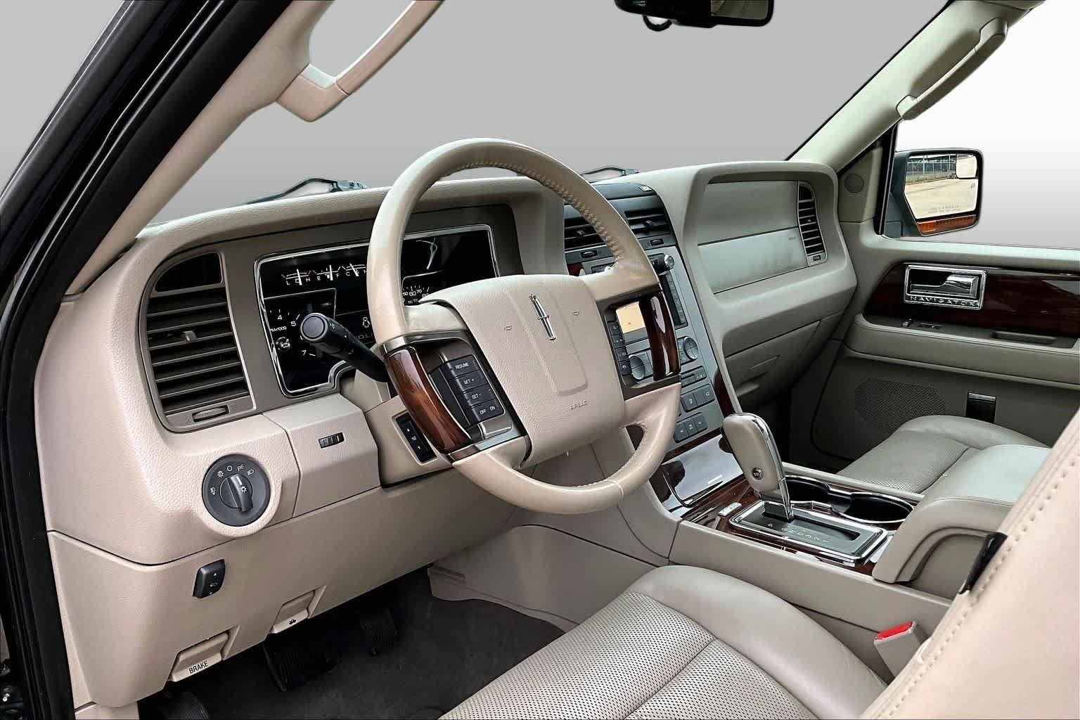 Used 2014 Tuxedo Black Metallic Lincoln  image 15