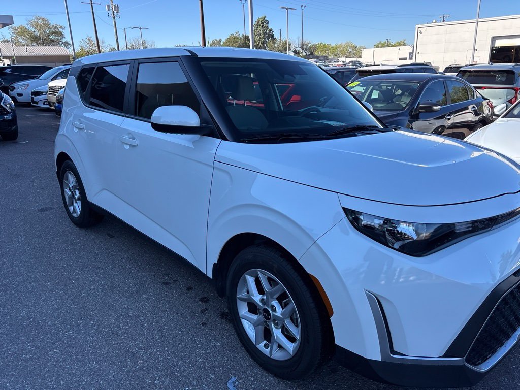 Used 2025 White Kia LX image 9