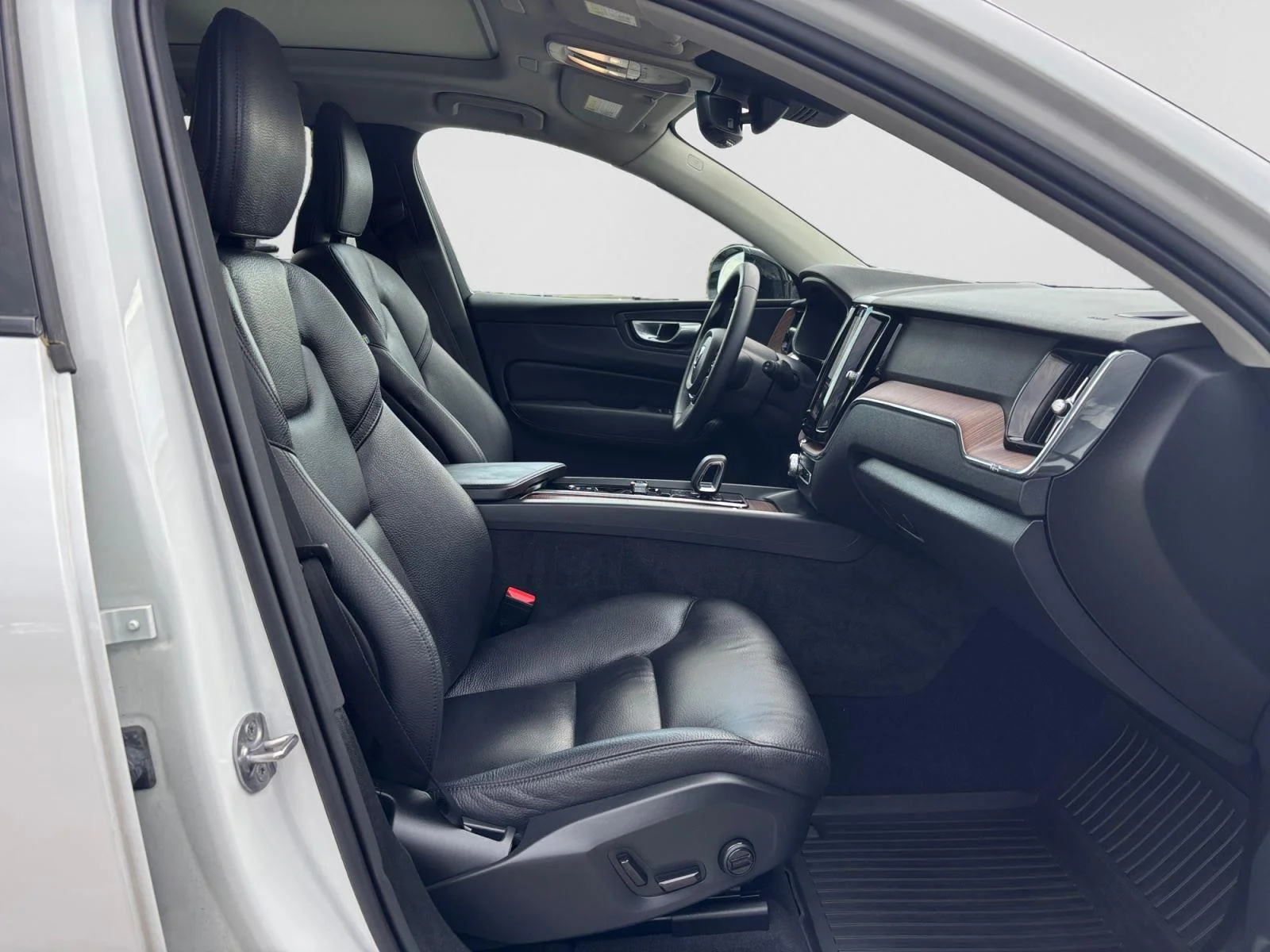 Used 2024 Crystal White Metallic Volvo Plus Dark Theme image 15