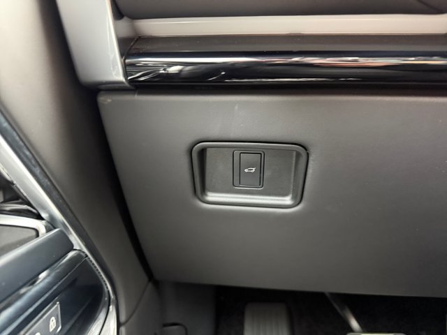 Used 2025 Black Land Rover SE image 26