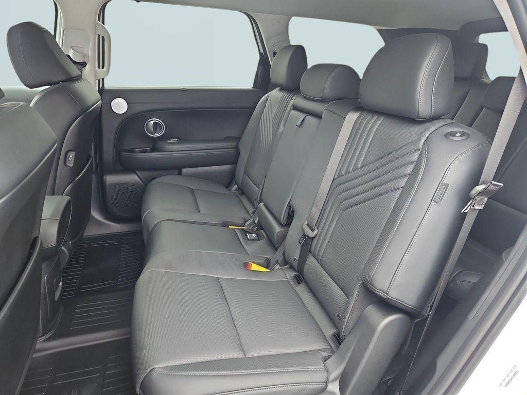 New 2026 White Hyundai SEL Premium 8P image 23