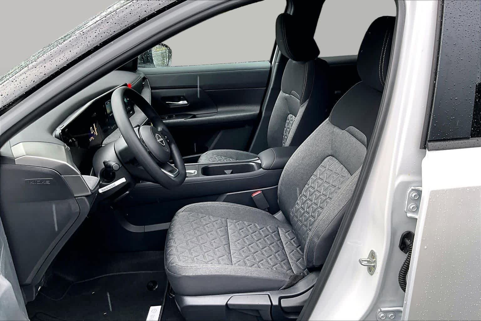 New 2026 Aspen White Tricoat/Super Black Nissan SV image 9