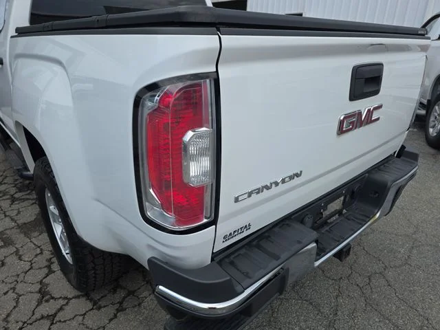 Used 2017 White GMC Base image 34