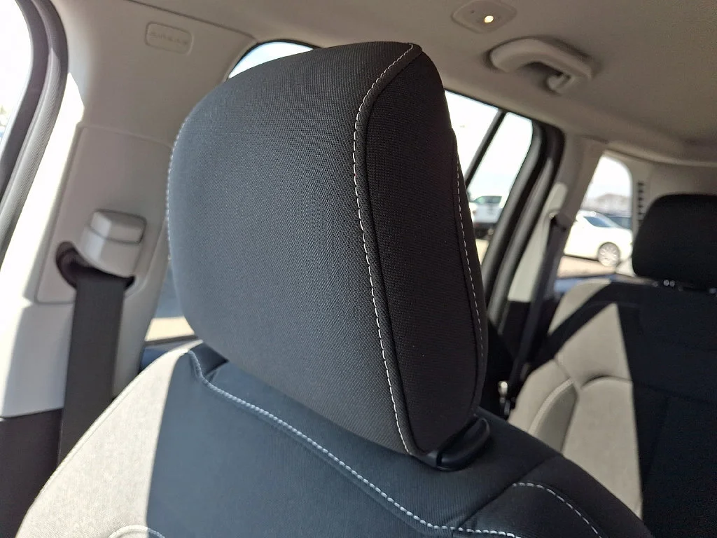 Used 2023 Diamond Black Crystal Pearlcoat Jeep Laredo image 18