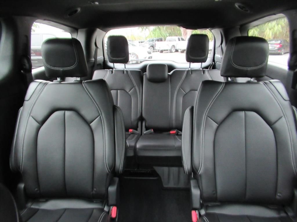 New 2026 Diamond Black Crystal Pearl-Coat Exterior Paint Chrysler Select image 28