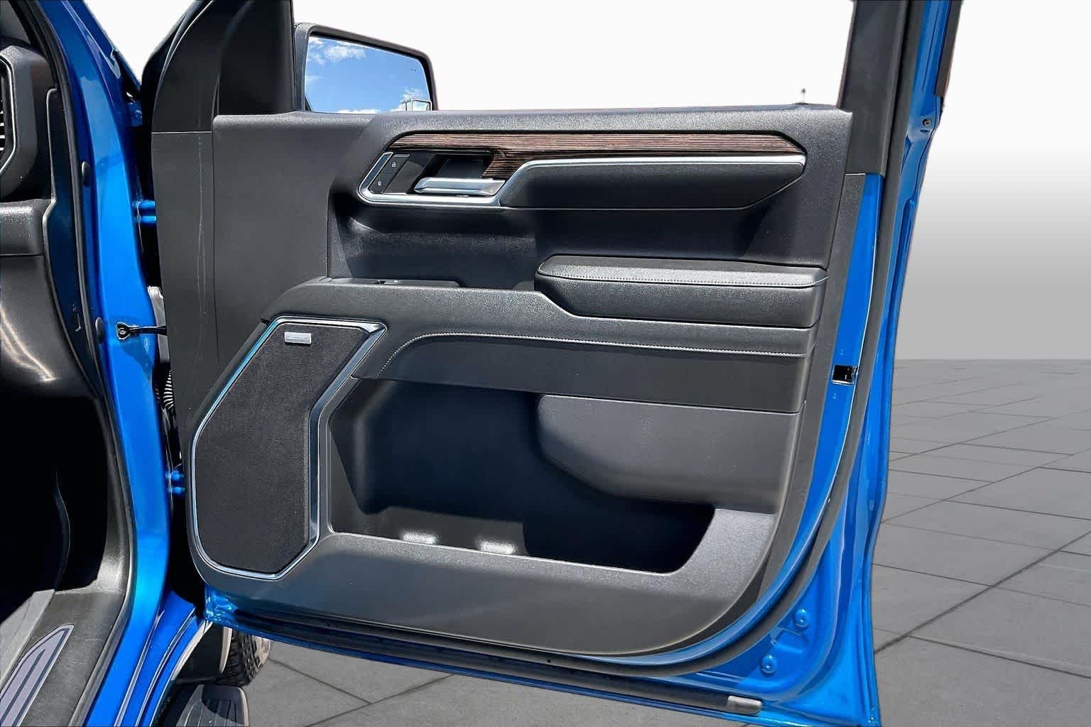 Used 2024 Dynamic Blue Metallic GMC Elevation image 23