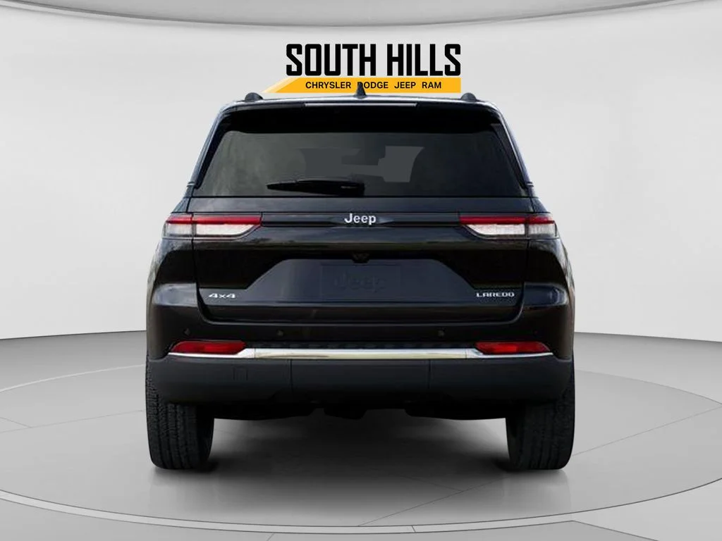 New 2025 Diamond Black Crystal Pearl-Coat Exterior Paint Jeep Laredo image 7