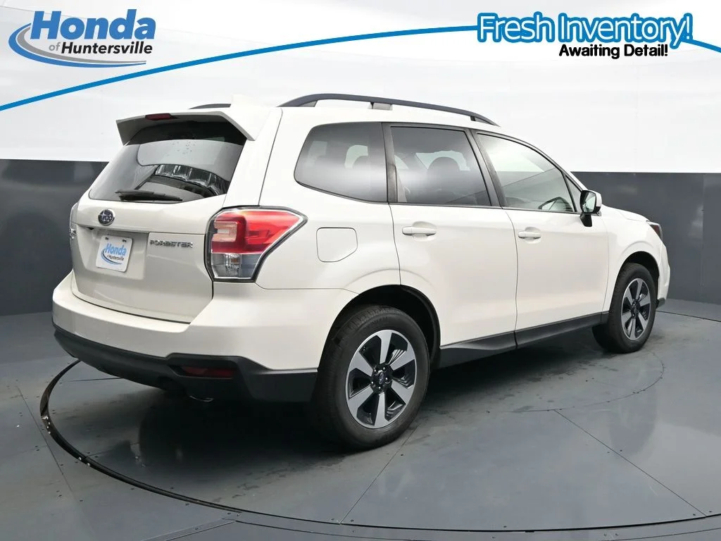 Used 2018 Crystal White Pearl Subaru 2.5i Premium image 10