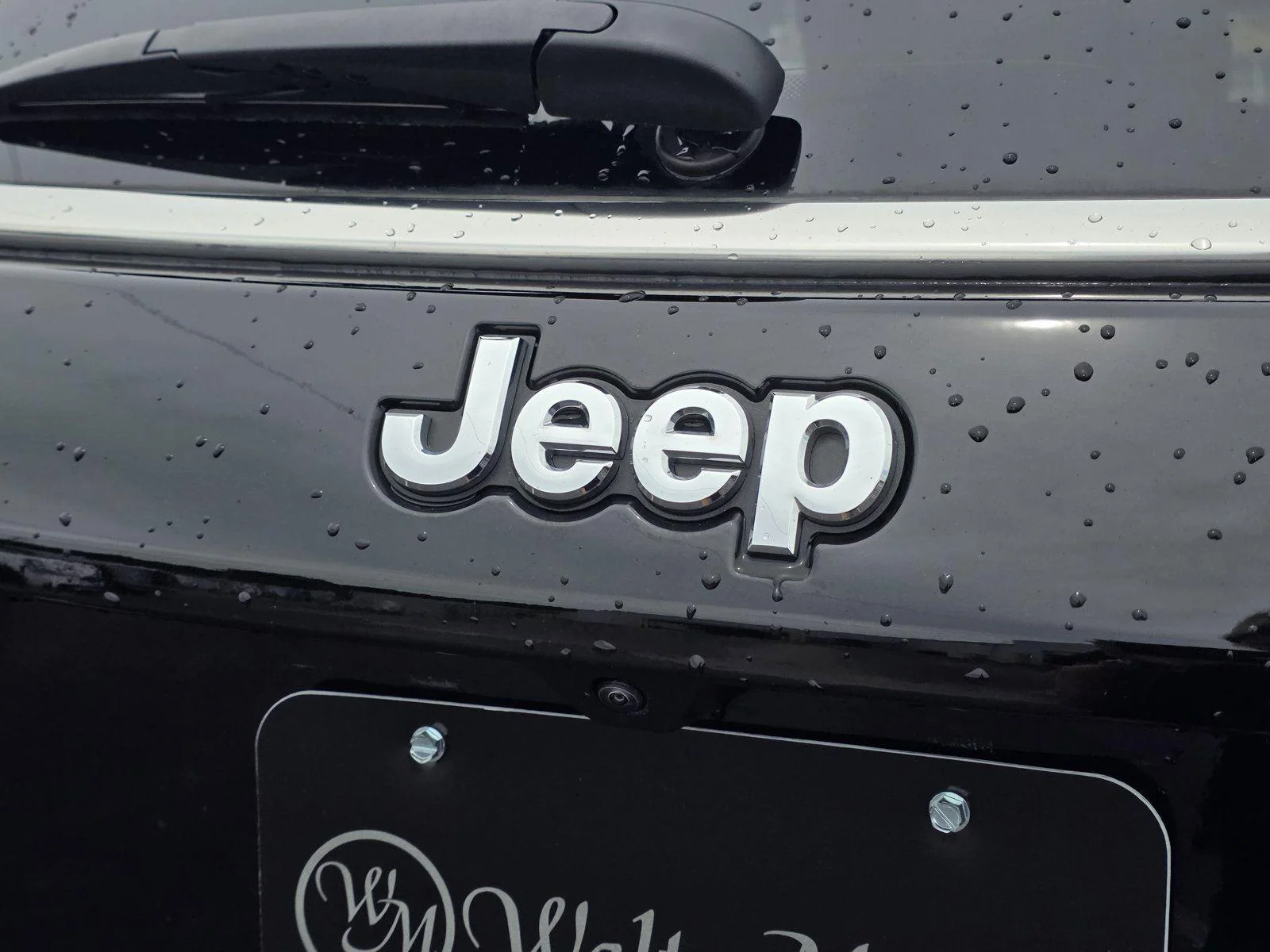 Used 2025 Diamond Black Crystal Pearlcoat Jeep Limited image 31