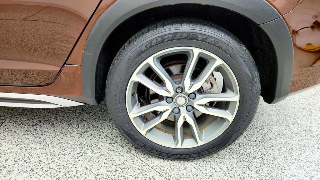 Used 2018 Rich Java Metallic Volvo T5 AWD w/ Convenience & BLIS Packages image 9