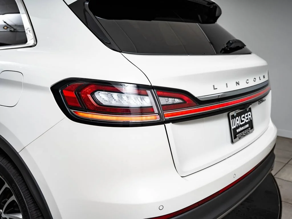 Used 2020 Pristine White Lincoln Reserve image 9