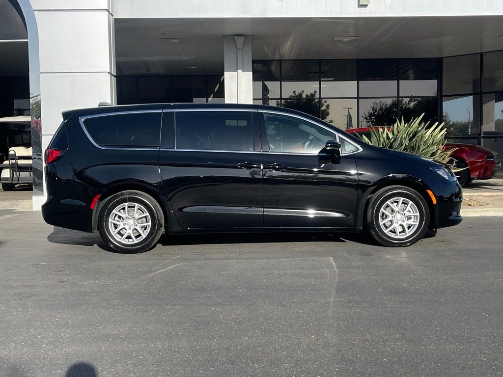 New 2027 Diamond Black Crystal Pearl-Coat Exterior Paint Chrysler LX image 3