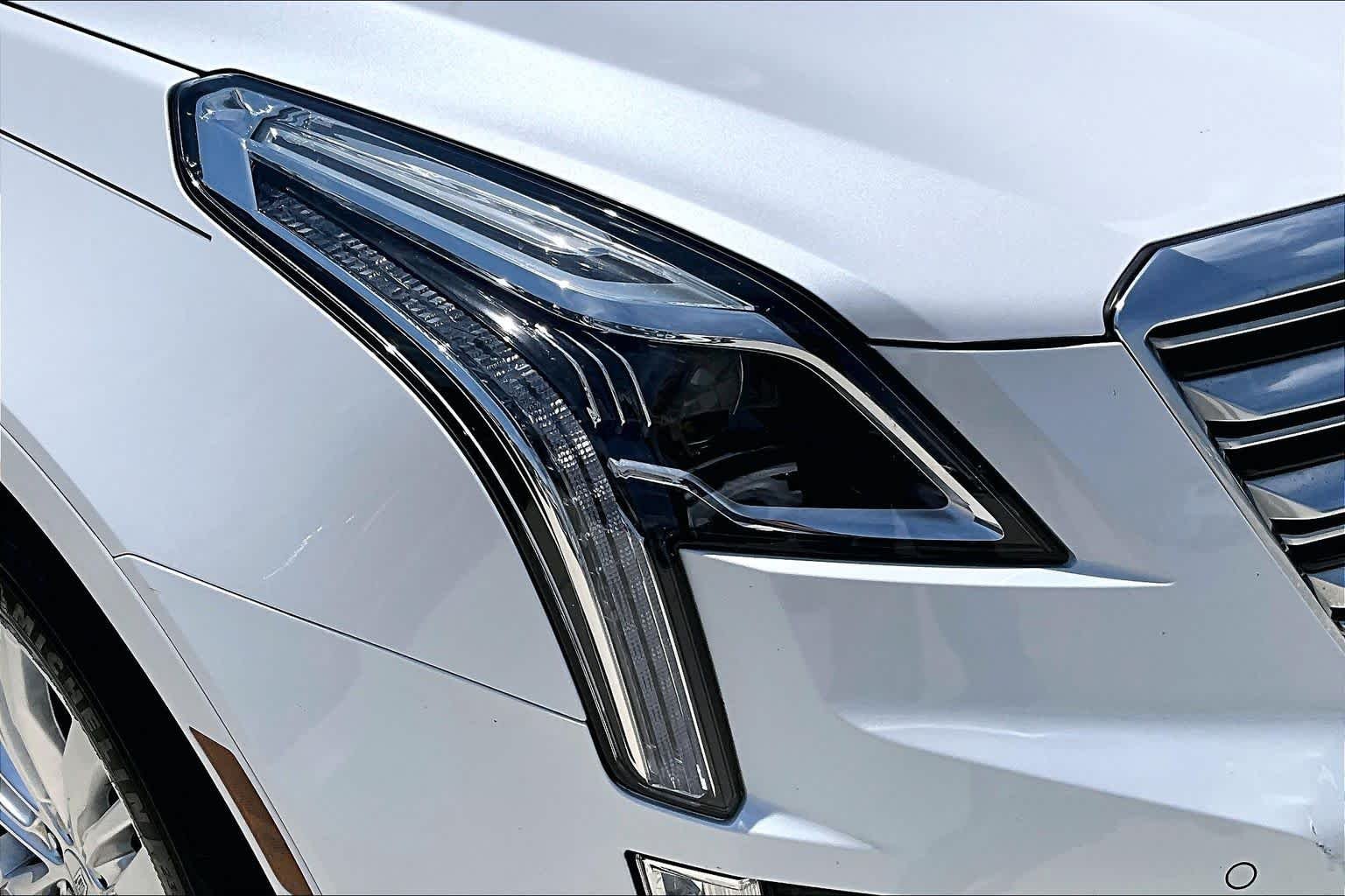 Used 2017 Crystal White Tricoat Cadillac Premium Luxury FWD image 27