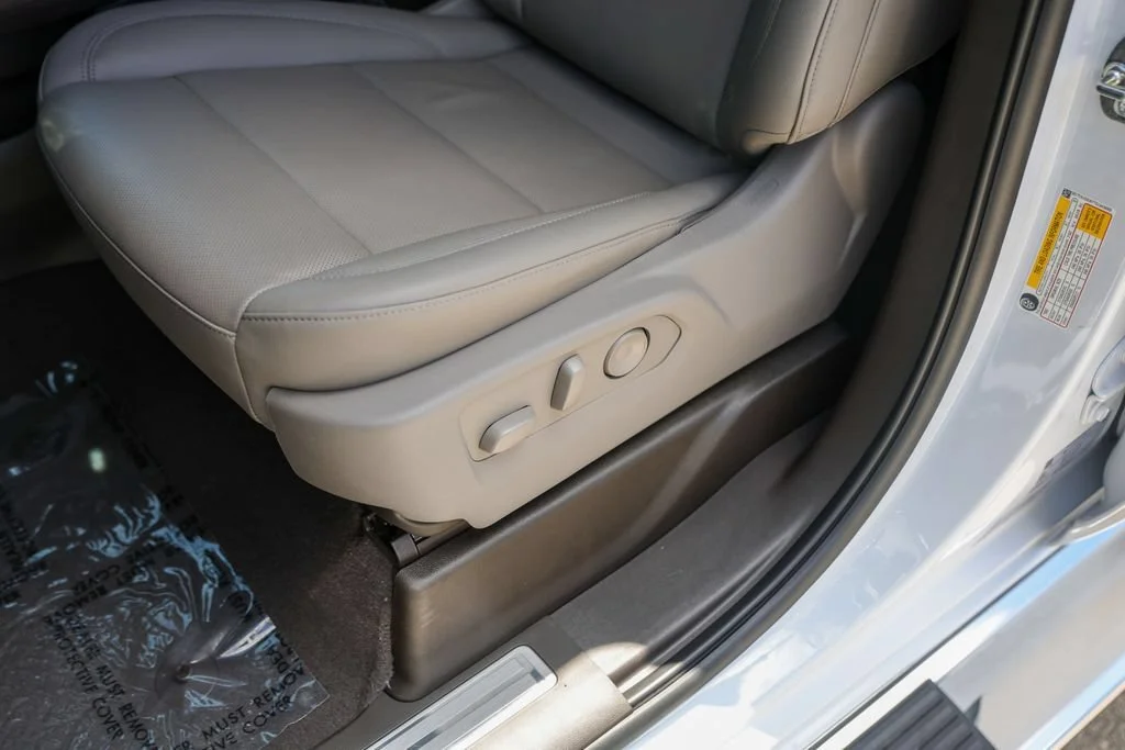 Used 2026 Glacier White Tricoat GMC SLT image 11