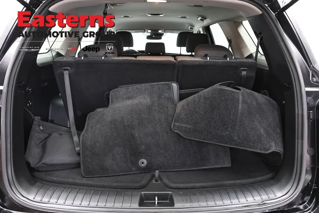 Used 2022 Black Hyundai SE image 11
