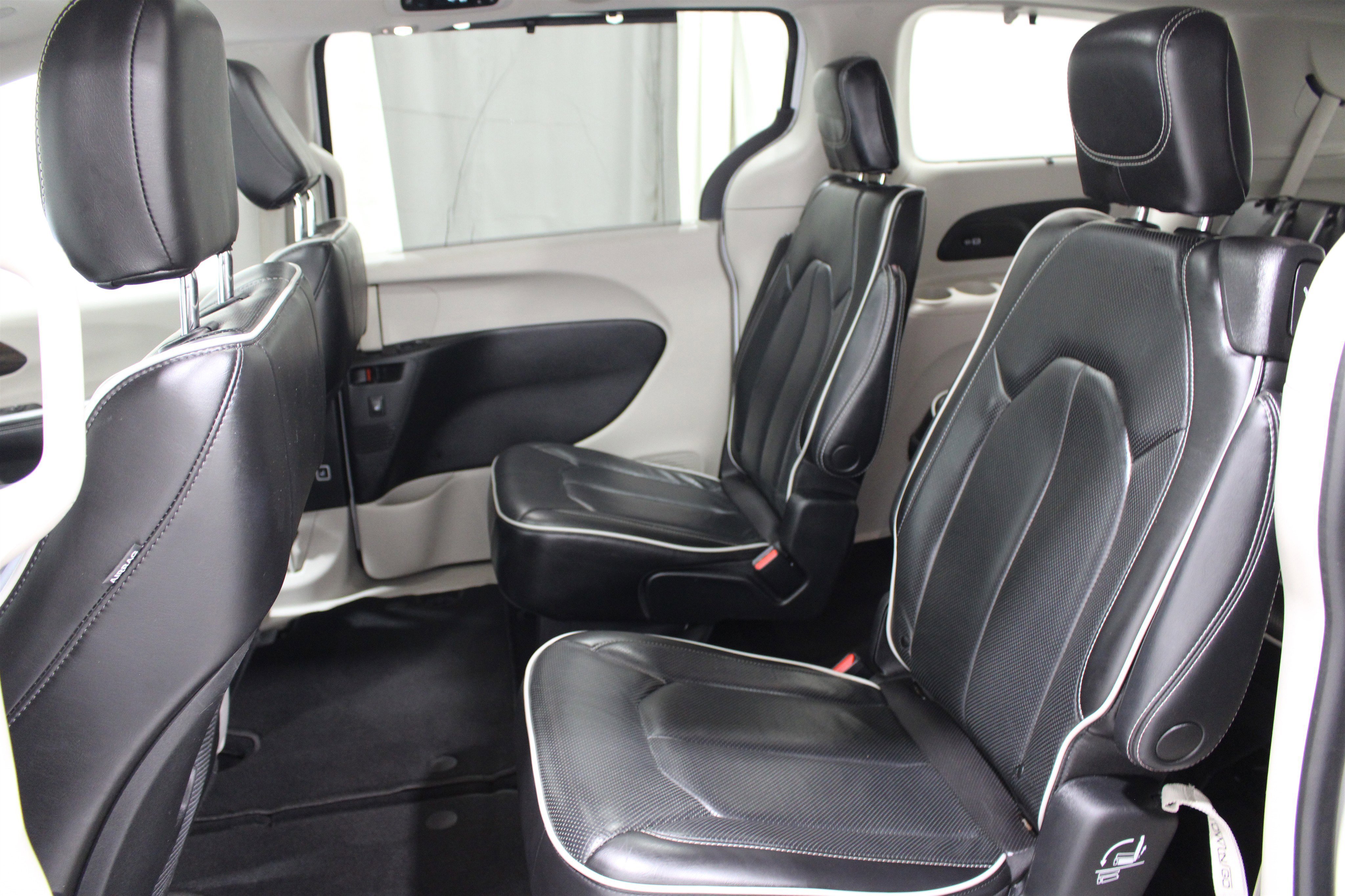 Used 2023 Bright White Clearcoat Chrysler Limited image 21