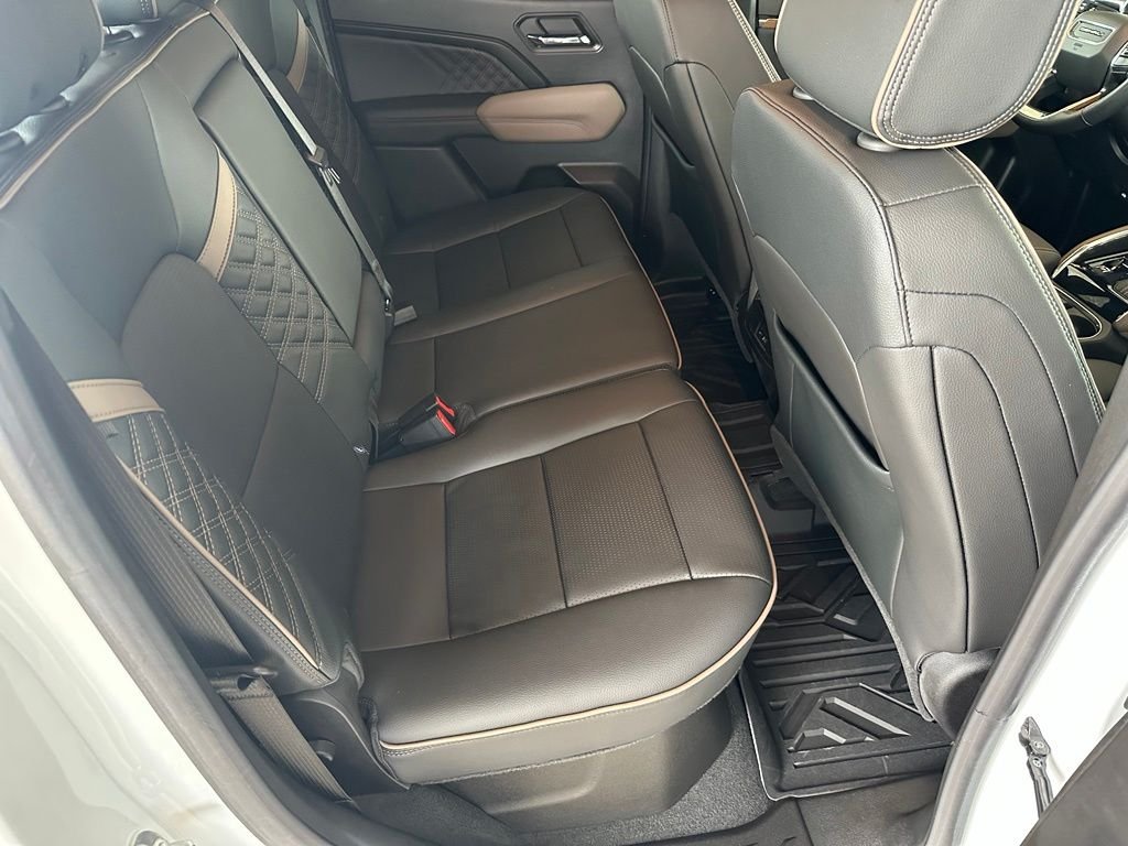 Used 2023 White GMC Denali image 33