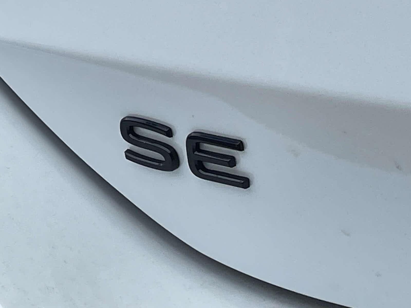 New 2026 0P0P/White Volkswagen SE R-Line Black image 19