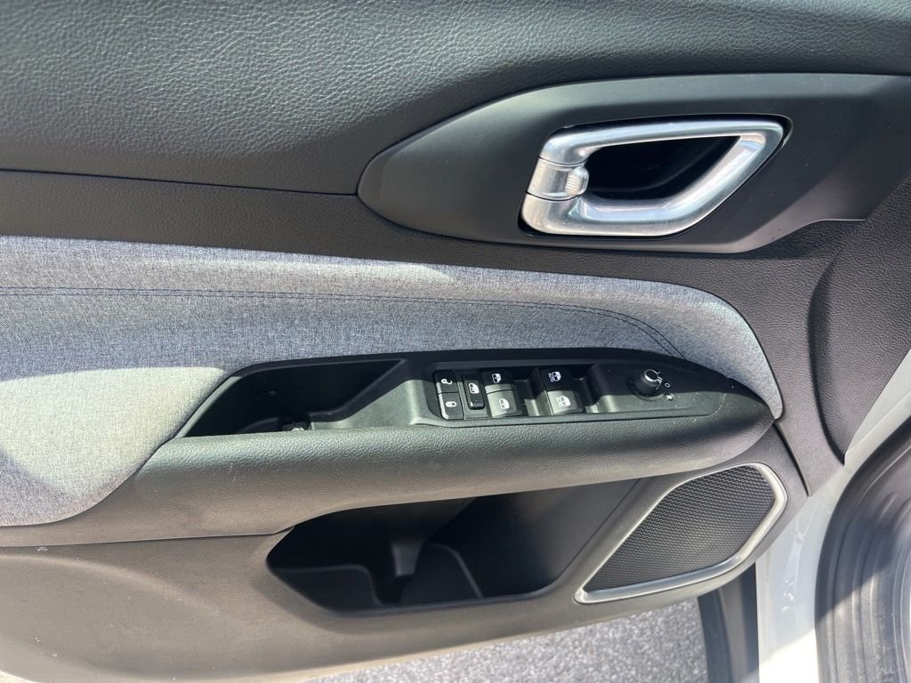 Used 2024 White Jeep Latitude image 18