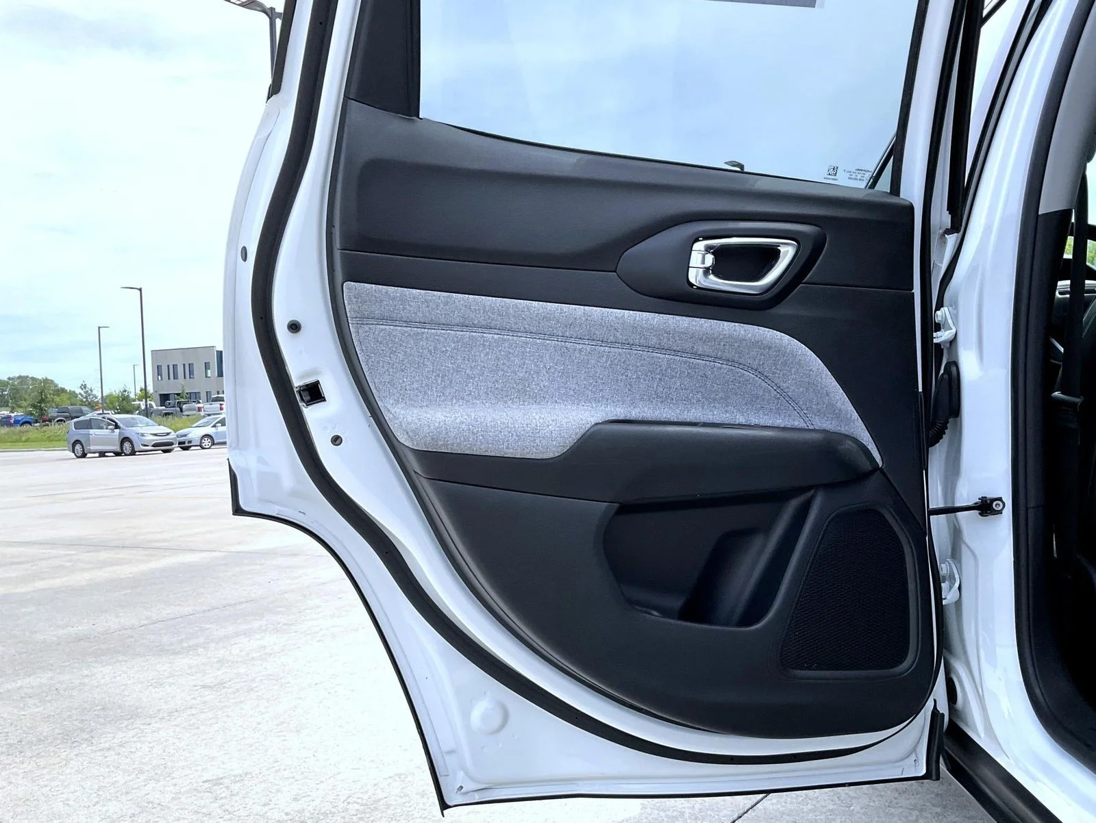 Used 2022 White Jeep Latitude image 21