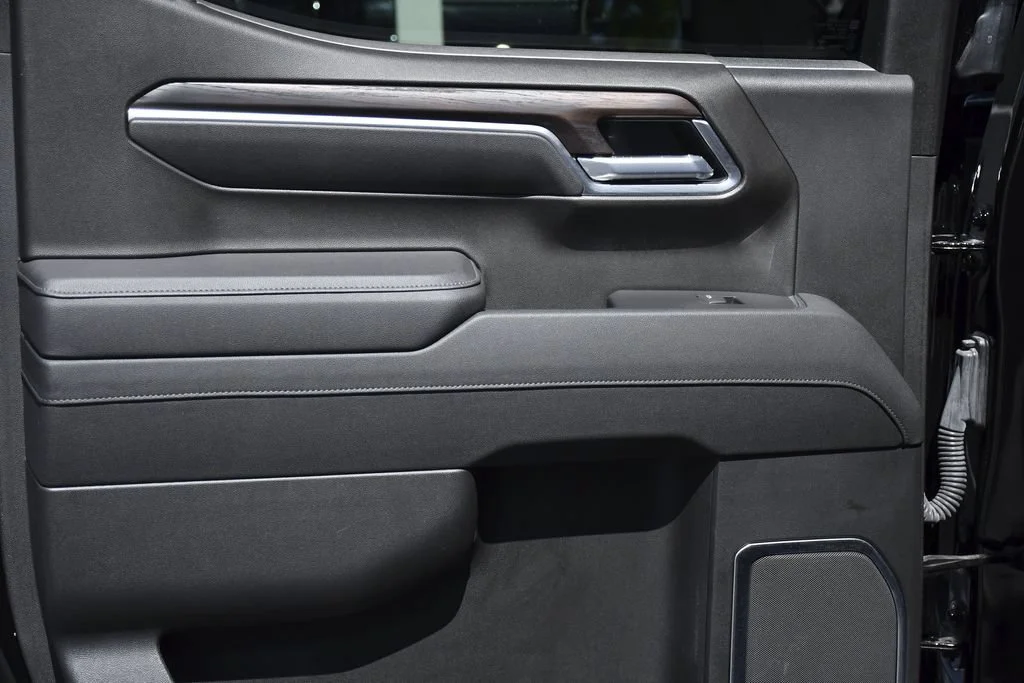 Used 2025 Onyx Black GMC SLT image 24