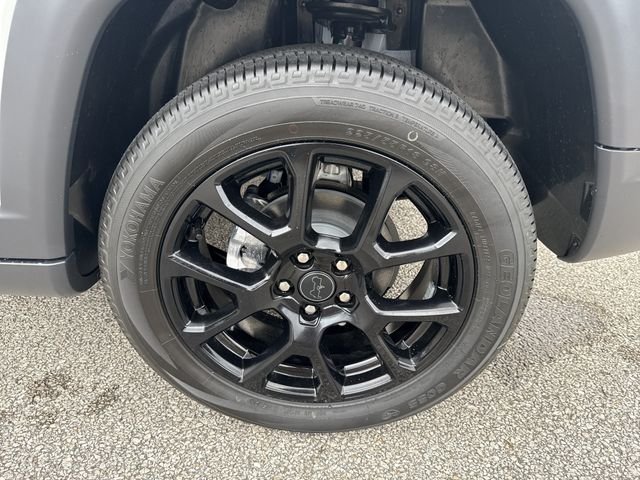 New 2026 White/off-white Jeep Latitude image 20