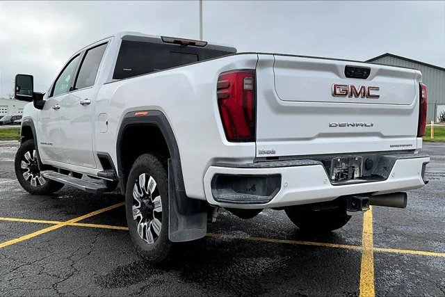 Used 2025 White GMC Denali image 3