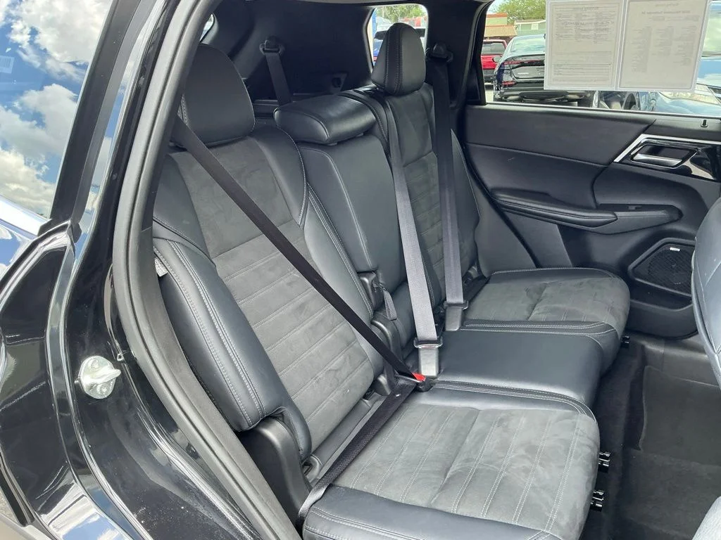 Used 2025  Mitsubishi SE image 15