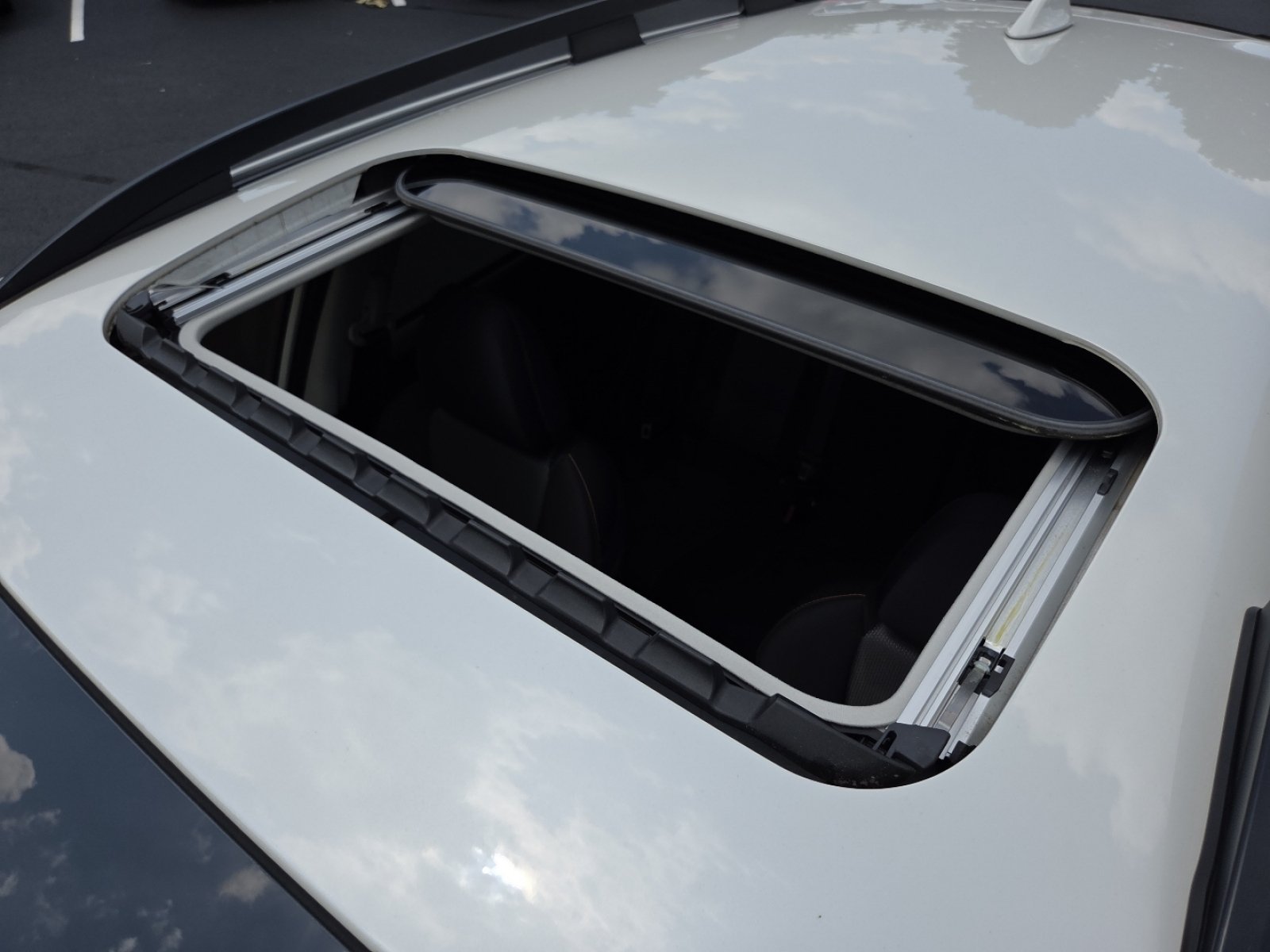 Used 2022 Crystal White Pearl Subaru Premium image 3