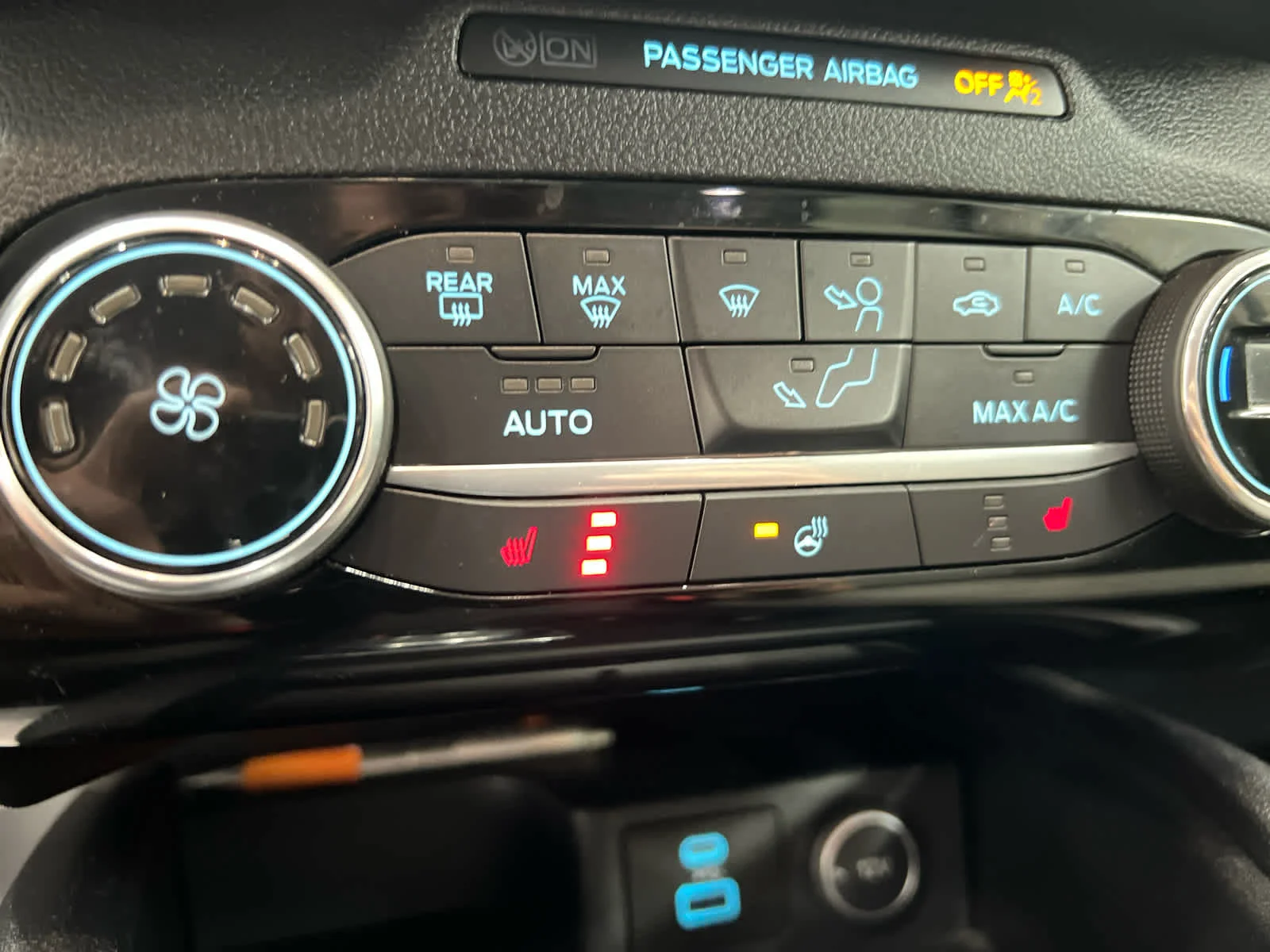 Used 2021 Oxford White Ford SE image 3