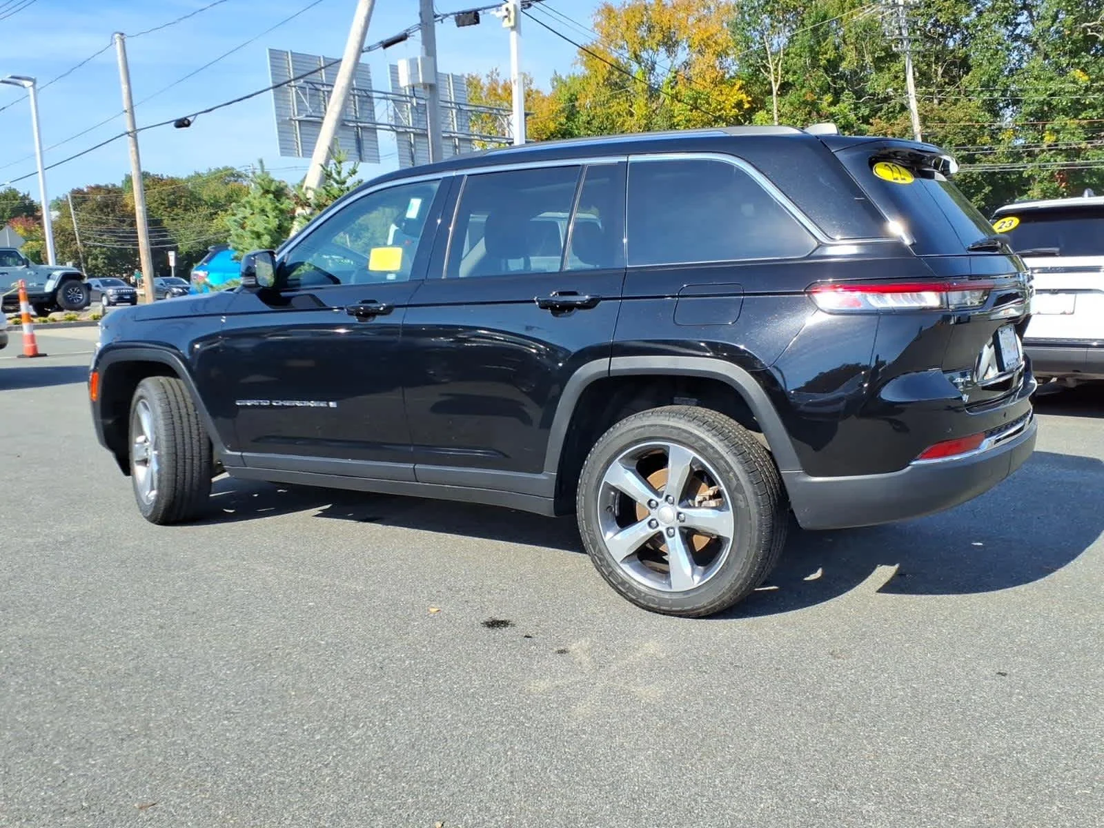 Used 2022 Diamond Black Crystal Pearlcoat Jeep Limited image 12