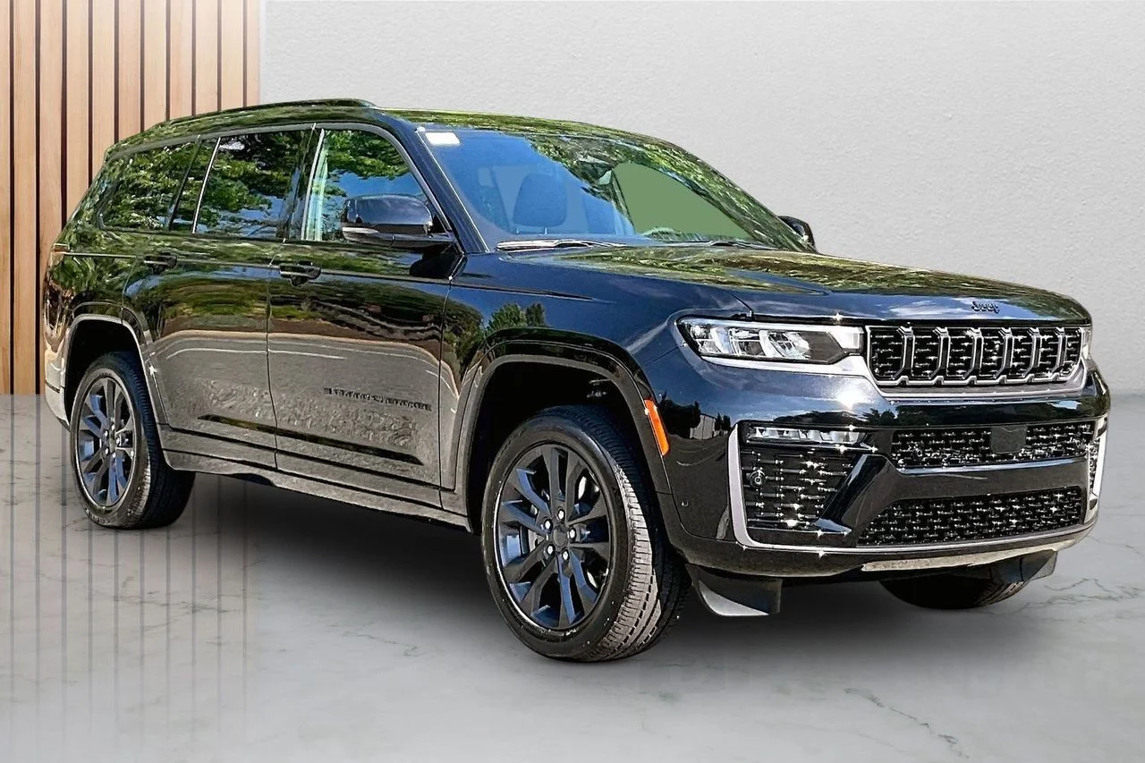 New 2026 Diamond Black Crystal Pearl-Coat Exterior Paint Jeep Limited image 2