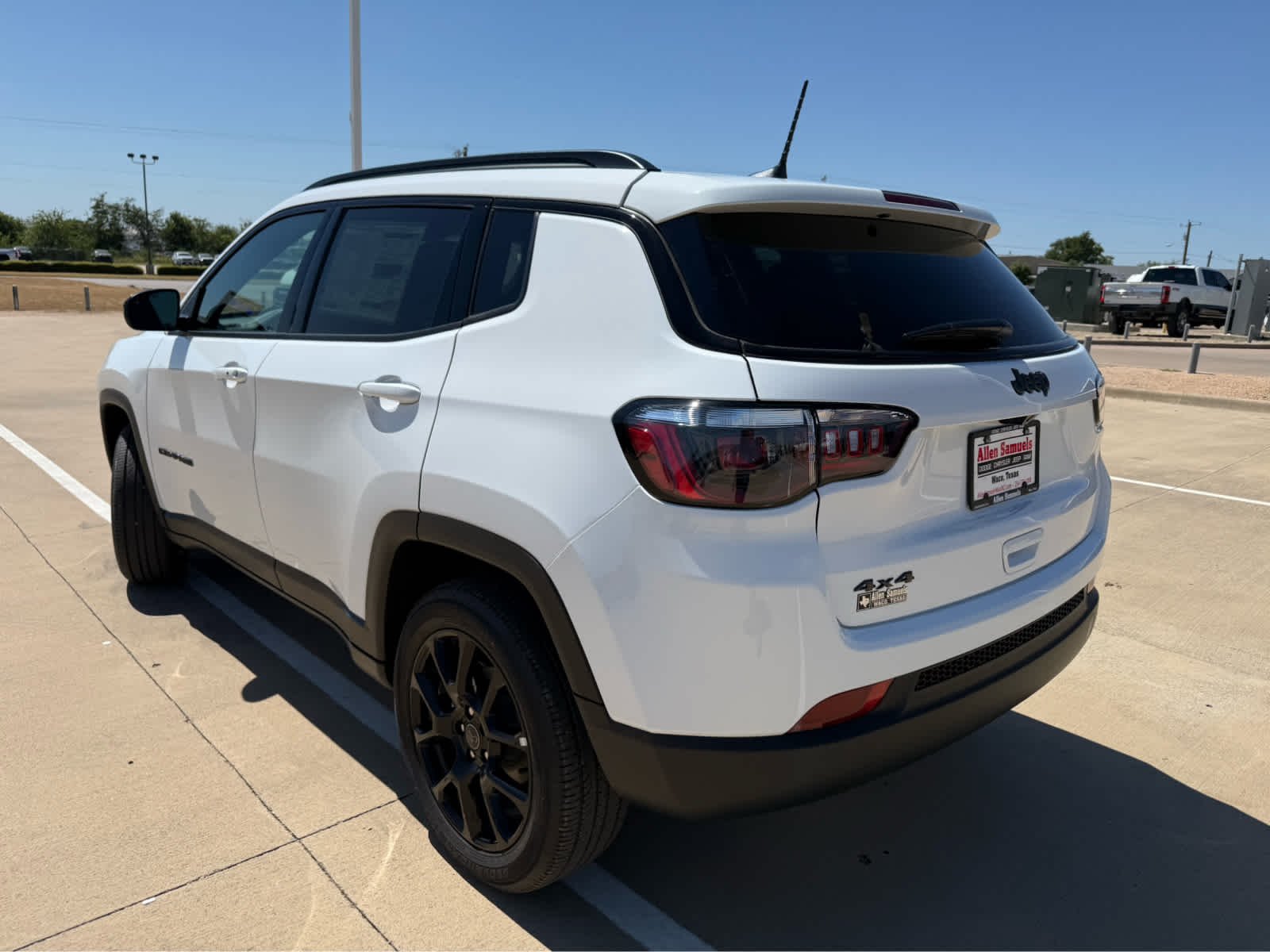 New 2026 Bright White Clearcoat Jeep Latitude Altitude image 8