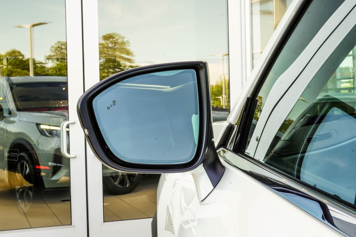 Used 2025 White INFINITI LUXE image 14
