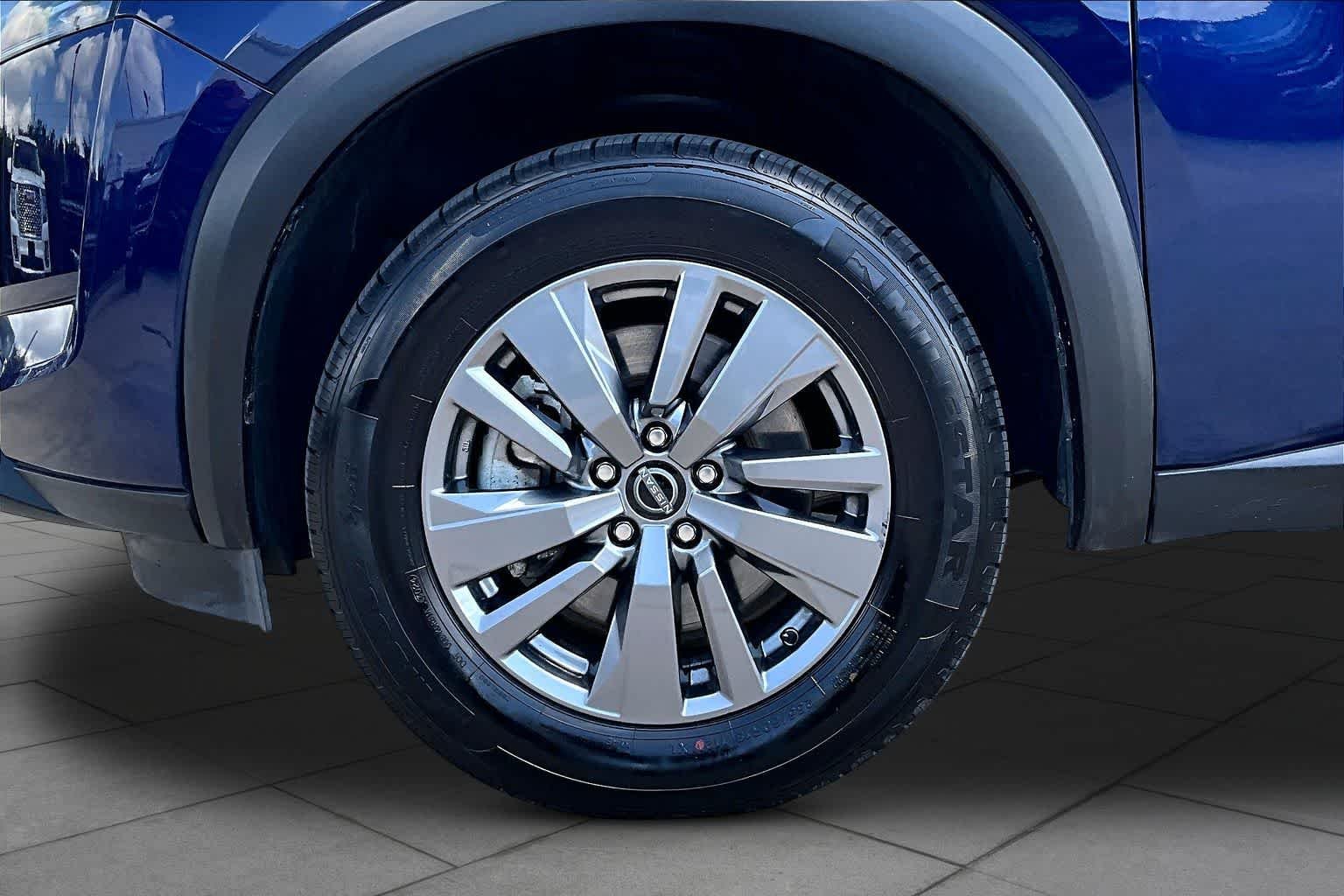 Used 2025 Deep Ocean Blue Pearl Nissan SV image 10