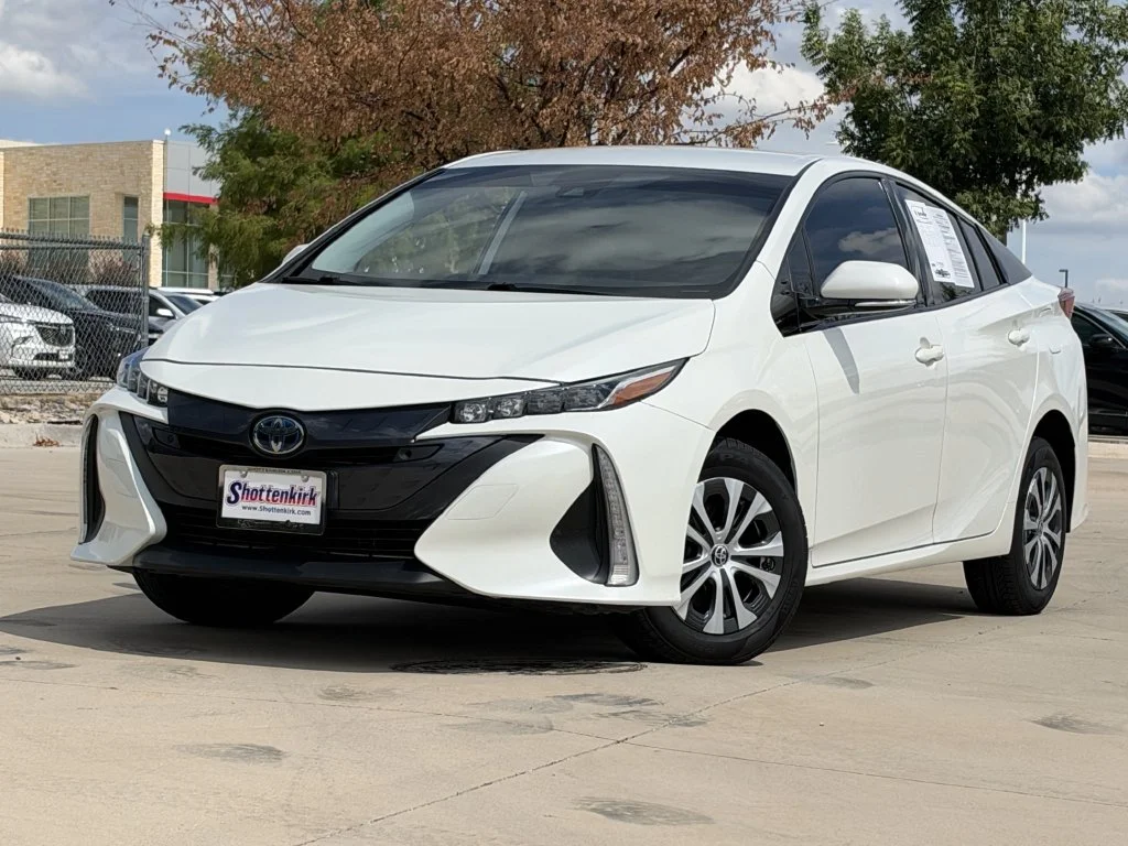 Used 2020 White Toyota XLE image 2