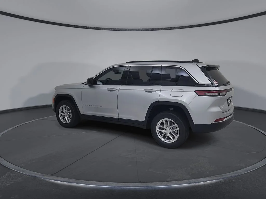New 2026 Silver Zynith Exterior Paint Jeep Laredo X image 10